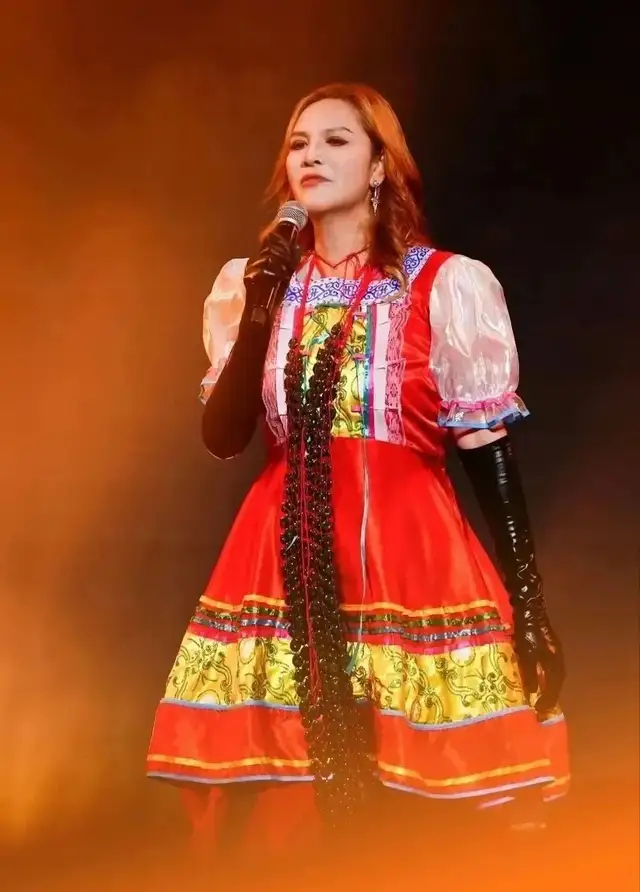 K线猎手 58岁农村大姐放弃带孙子、北漂做歌手，她的演唱会现在一票难求？