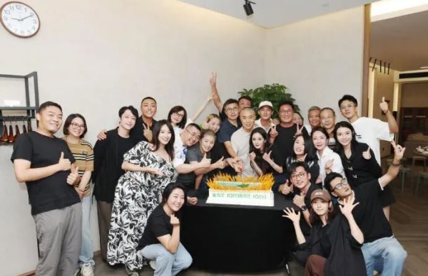 鑫赢智投 蓝盈莹晒与杨幂的贴脸合照，直观地感受到了，“漂亮”和“绝色”的差别